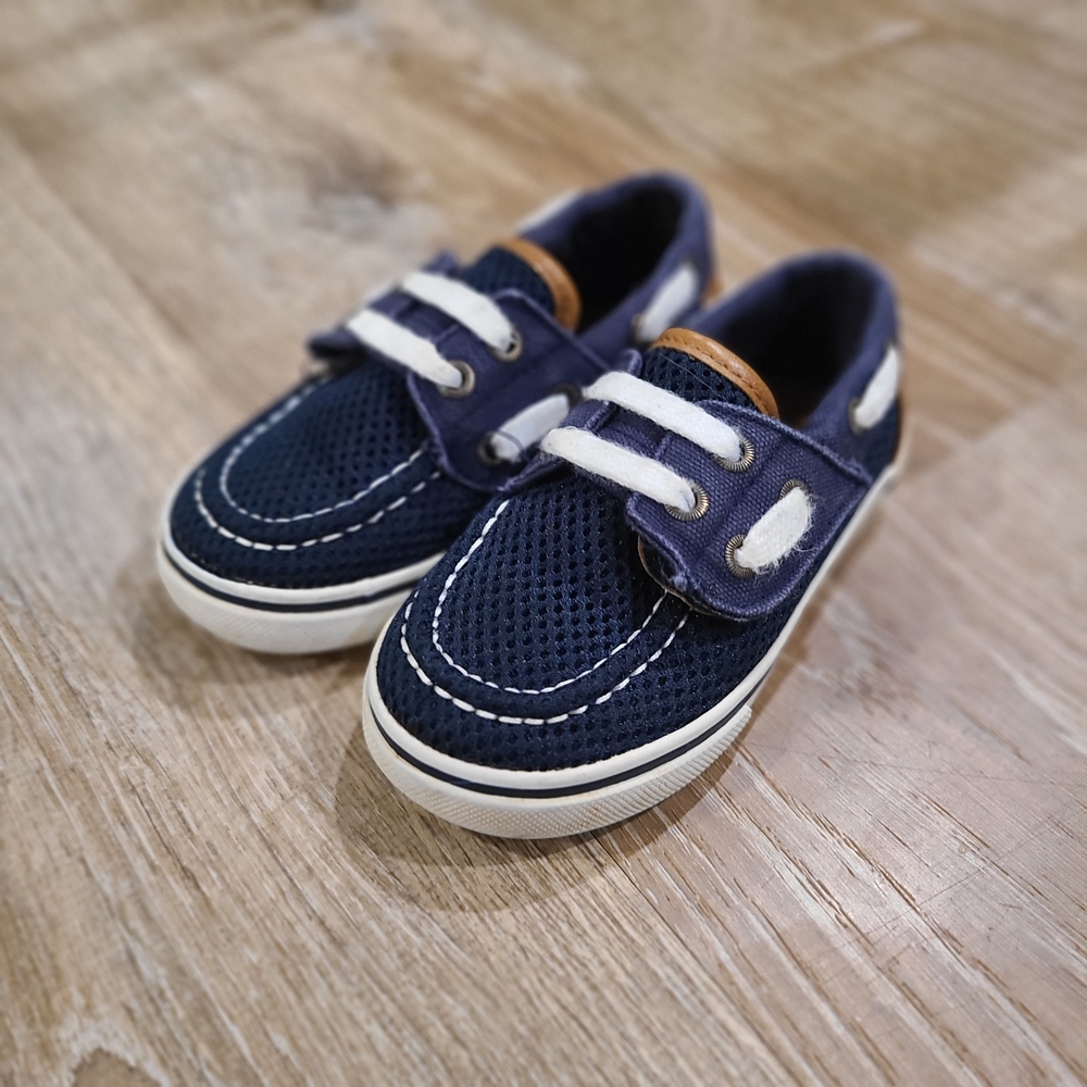Falls Creek Kids Navy and White Sneakers Size 8